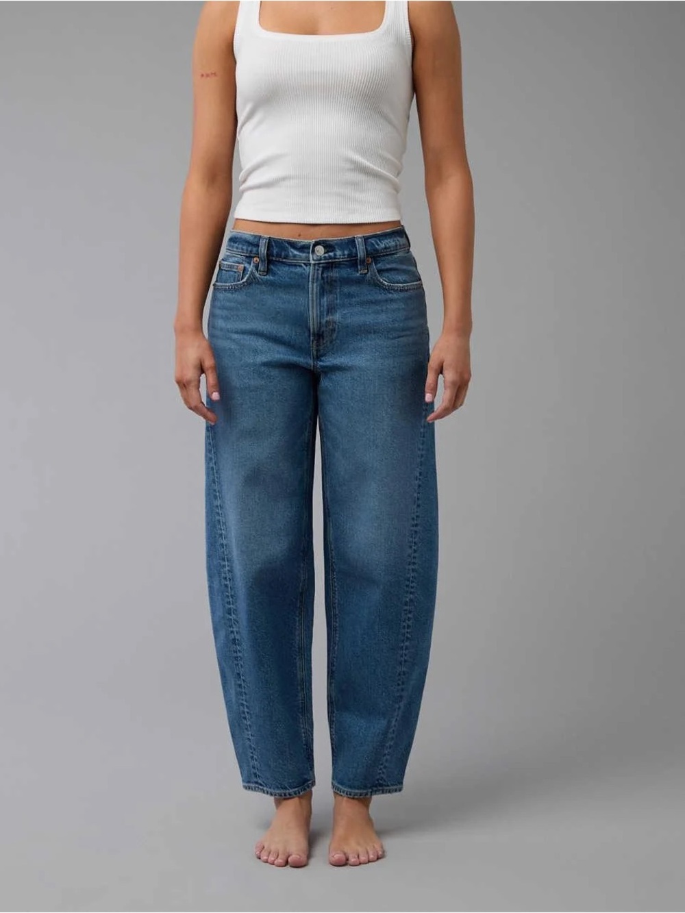 American Eagle Stretch Barrel Jeans – Medium Wash Size 2